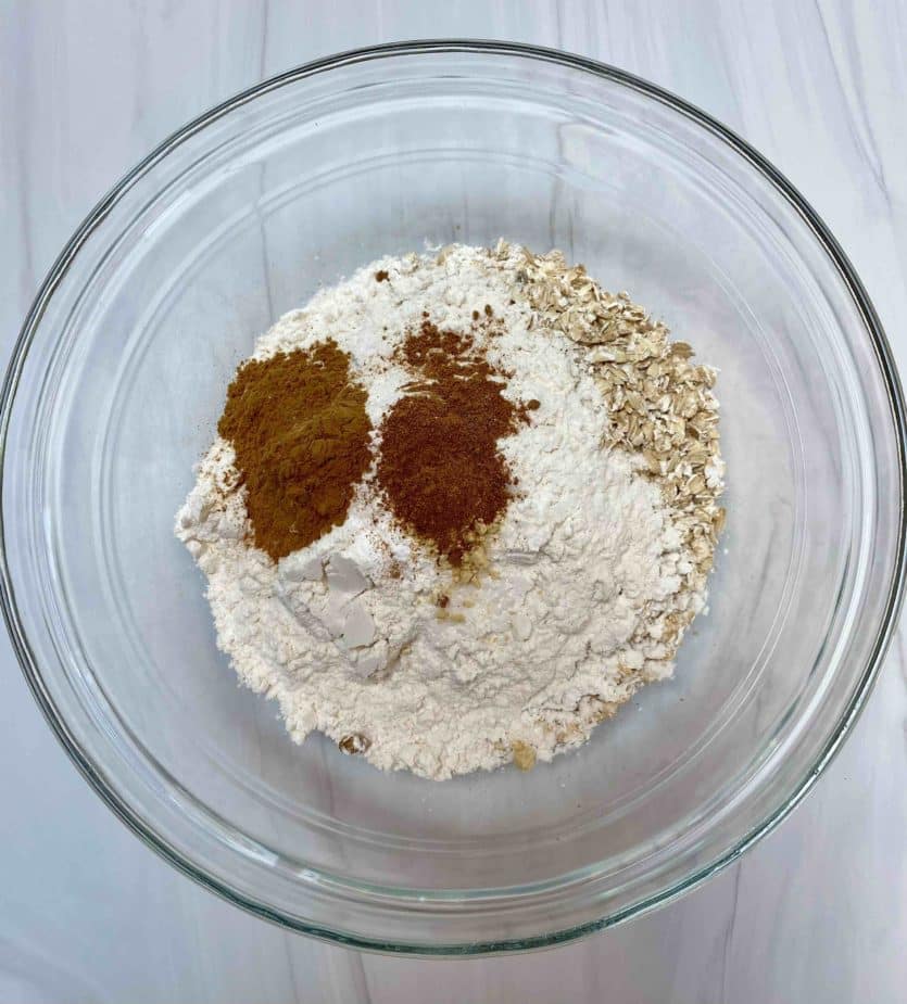 Flour, oatmeal and spices in a glass bowl.