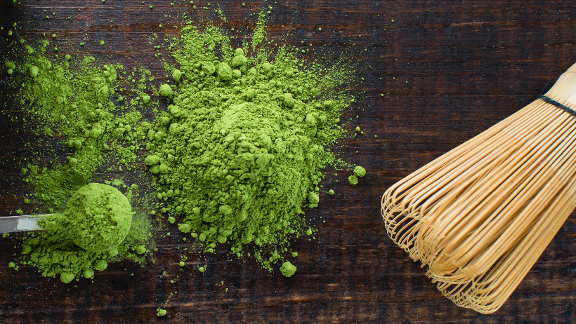 Greens powder on wooden board
